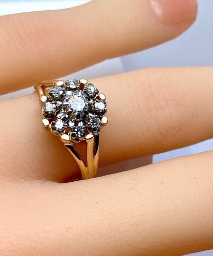 Bague 51 Bague marguerite en or jaune 18 carats et diamants, vers 1960 58 Facettes AB498