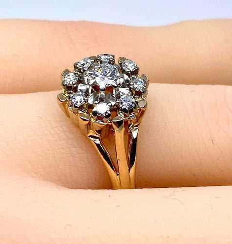 Bague 51 Bague marguerite en or jaune 18 carats et diamants, vers 1960 58 Facettes AB498