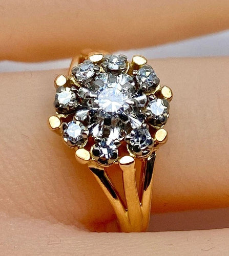 Bague 51 Bague marguerite en or jaune 18 carats et diamants, vers 1960 58 Facettes AB498