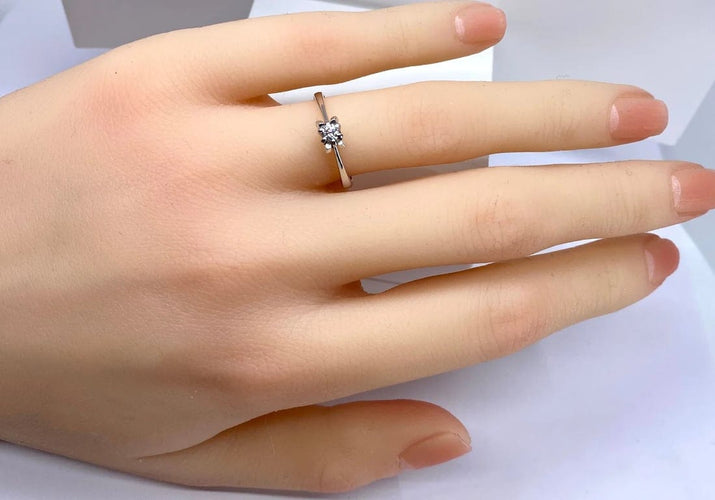 Bague 50 Bague solitaire en or blanc 18 carats et diamant taille brillant 58 Facettes AB513