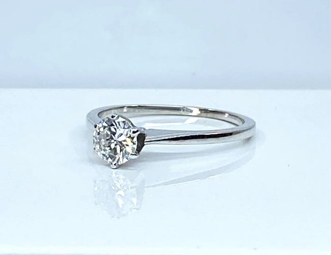 Bague 50 Bague solitaire en or blanc 18 carats et diamant 0,50 ct 58 Facettes AB514
