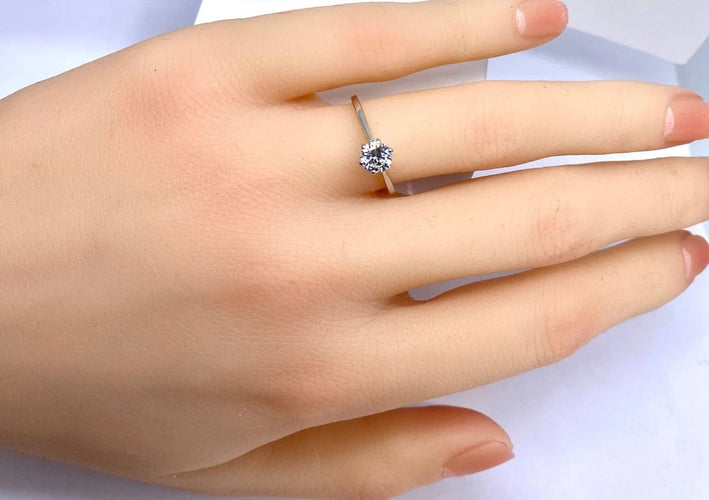 Bague 50 Bague solitaire en or blanc 18 carats et diamant 0,50 ct 58 Facettes AB514