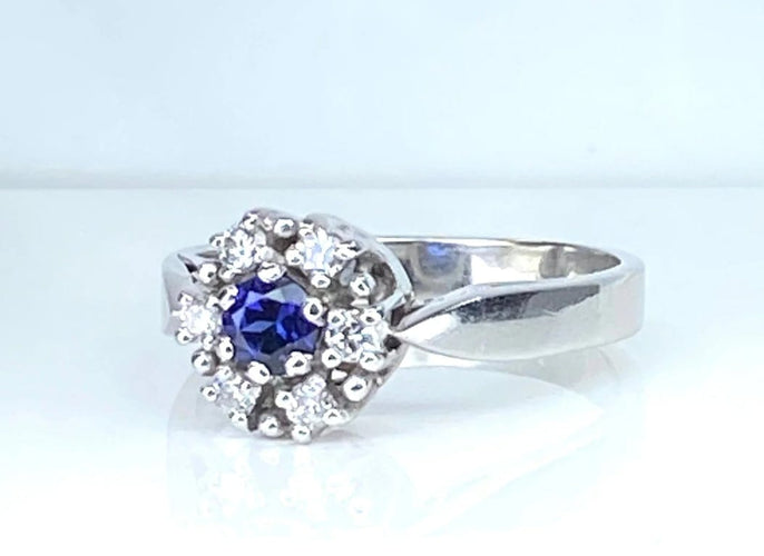 Bague 55 Bague marguerite en or blanc 18 carats avec saphir et diamants 58 Facettes AB518 bis