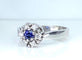 Bague 55 Bague marguerite en or blanc 18 carats avec saphir et diamants 58 Facettes AB518 bis