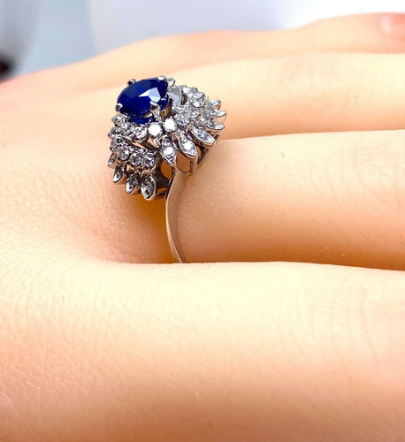 Bague 54 Bague tourbillon en or blanc 18 carats, saphir et diamants 58 Facettes AB519