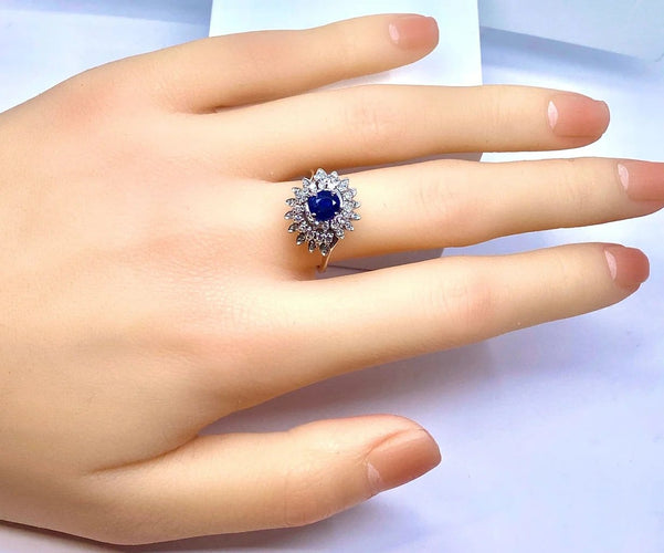 Bague 54 Bague tourbillon en or blanc 18 carats, saphir et diamants 58 Facettes AB519