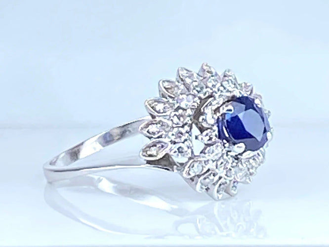 Bague 54 Bague tourbillon en or blanc 18 carats, saphir et diamants 58 Facettes AB519