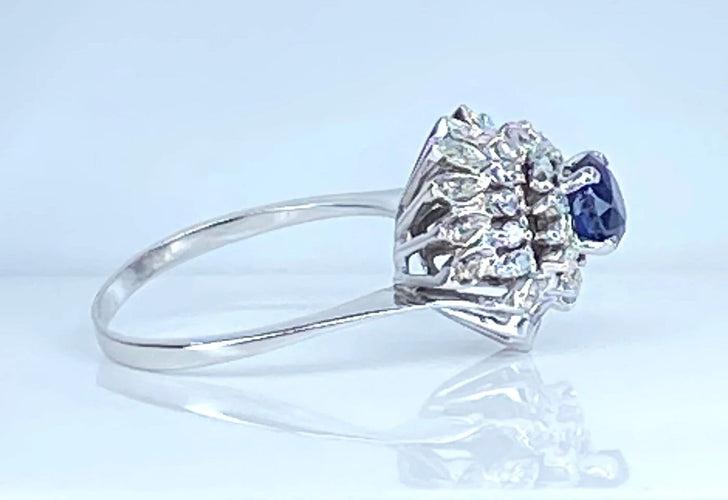 Bague 54 Bague tourbillon en or blanc 18 carats, saphir et diamants 58 Facettes AB519