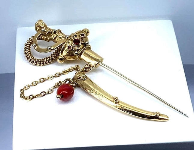 Broche Broche épingle de cravate « Épée » en or jaune 18 carats et pierres rouges 58 Facettes AB524