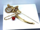 Broche Broche épingle de cravate « Épée » en or jaune 18 carats et pierres rouges 58 Facettes AB524