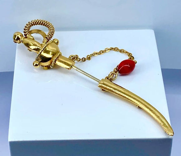Broche Broche épingle de cravate « Épée » en or jaune 18 carats et pierres rouges 58 Facettes AB524