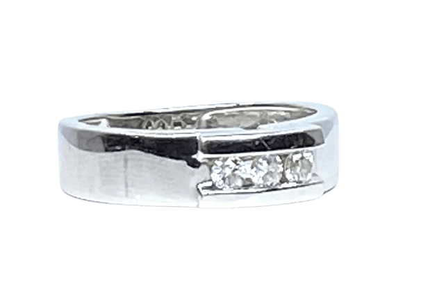 Bague 49 Bague trilogie 3 diamants en or blanc 18 carats 58 Facettes AB532