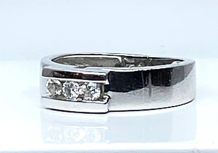 Bague 49 Bague trilogie 3 diamants en or blanc 18 carats 58 Facettes AB532