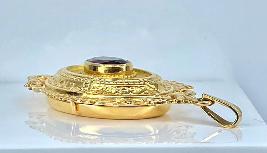 Pendentif Pendentif porte-souvenir ouvrant en or 18 carats et grenat 58 Facettes AB574