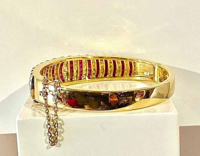 Bracelet Bracelet jonc ouvrant en or jaune 18 carats, rubis et diamants 58 Facettes AB608