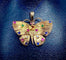 Pendentif Pendentif papillon en or jaune 18 carats avec saphirs, émeraudes et rubis 58 Facettes AB627