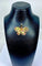 Pendentif Pendentif papillon en or jaune 18 carats avec saphirs, émeraudes et rubis 58 Facettes AB627