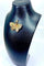 Pendentif Pendentif papillon en or jaune 18 carats avec saphirs, émeraudes et rubis 58 Facettes AB627