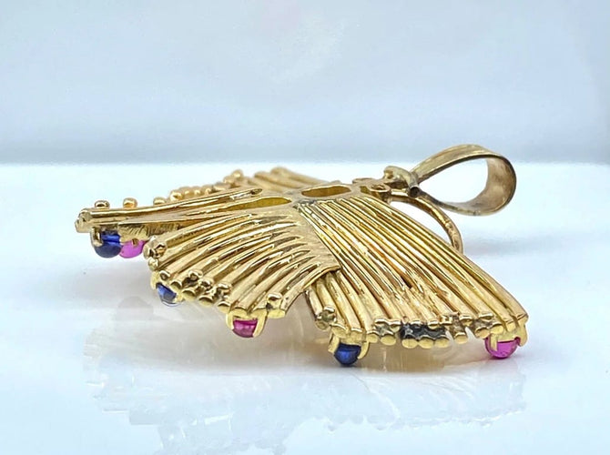 Pendentif Pendentif papillon en or jaune 18 carats avec saphirs, émeraudes et rubis 58 Facettes AB627