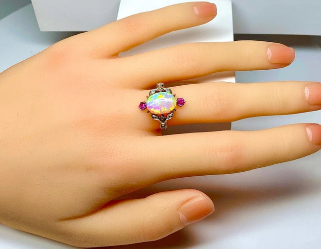 Bague 53 Bague en or jaune 18 carats à l’opale, diamants et rubis (vers 1900) 58 Facettes AB639