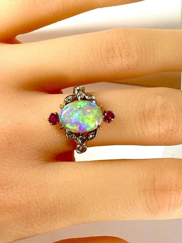 Bague 53 Bague en or jaune 18 carats à l’opale, diamants et rubis (vers 1900) 58 Facettes AB639