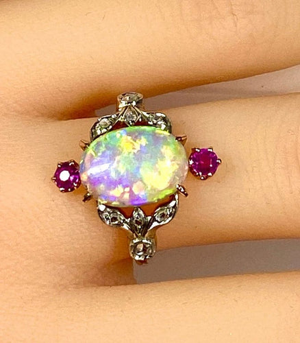 Bague 53 Bague en or jaune 18 carats à l’opale, diamants et rubis (vers 1900) 58 Facettes AB639