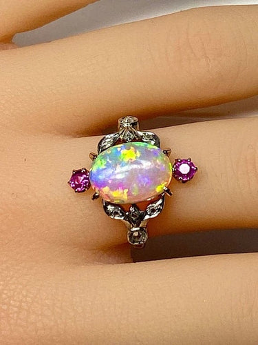 Bague 53 Bague en or jaune 18 carats à l’opale, diamants et rubis (vers 1900) 58 Facettes AB639