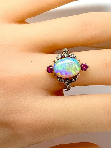 Bague 53 Bague en or jaune 18 carats à l’opale, diamants et rubis (vers 1900) 58 Facettes AB639