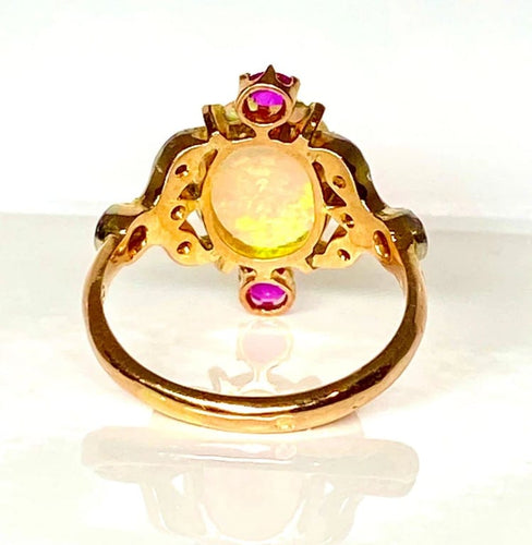 Bague 53 Bague en or jaune 18 carats à l’opale, diamants et rubis (vers 1900) 58 Facettes AB639