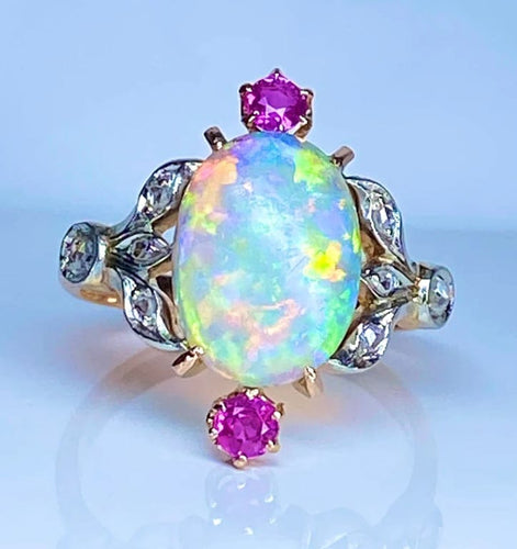 Bague 53 Bague en or jaune 18 carats à l’opale, diamants et rubis (vers 1900) 58 Facettes AB639