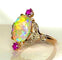 Bague 53 Bague en or jaune 18 carats à l’opale, diamants et rubis (vers 1900) 58 Facettes AB639
