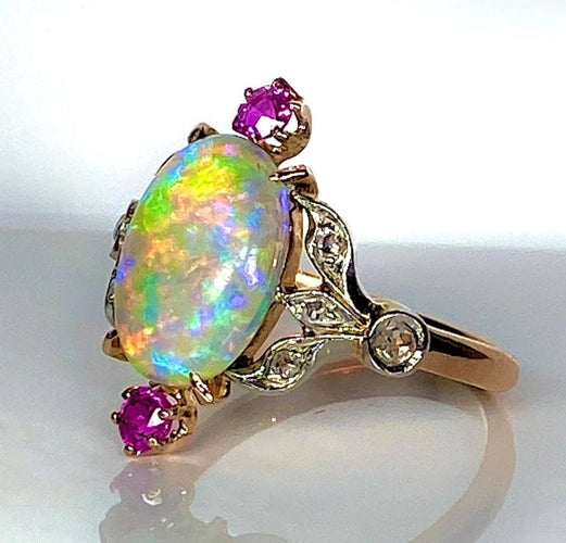 Bague 53 Bague en or jaune 18 carats à l’opale, diamants et rubis (vers 1900) 58 Facettes AB639