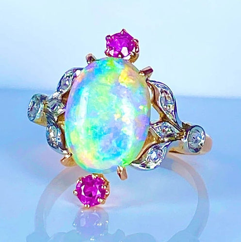 Bague 53 Bague en or jaune 18 carats à l’opale, diamants et rubis (vers 1900) 58 Facettes AB639