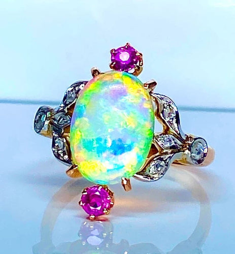 Bague 53 Bague en or jaune 18 carats à l’opale, diamants et rubis (vers 1900) 58 Facettes AB639