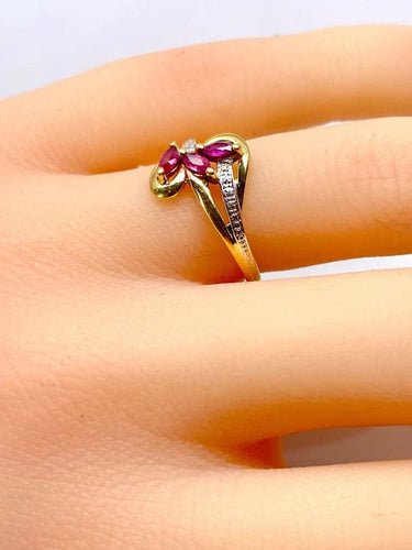 Bague 51 Bague en or jaune 18 carats avec 3 rubis navettes 58 Facettes AB649