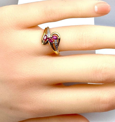 Bague 51 Bague en or jaune 18 carats avec 3 rubis navettes 58 Facettes AB649
