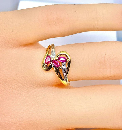 Bague 51 Bague en or jaune 18 carats avec 3 rubis navettes 58 Facettes AB649