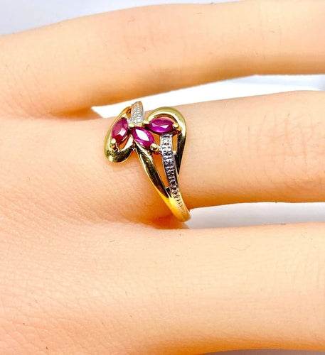 Bague 51 Bague en or jaune 18 carats avec 3 rubis navettes 58 Facettes AB649