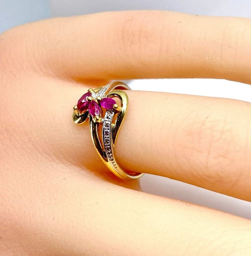 Bague 51 Bague en or jaune 18 carats avec 3 rubis navettes 58 Facettes AB649