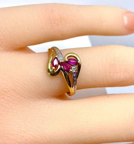 Bague 51 Bague en or jaune 18 carats avec 3 rubis navettes 58 Facettes AB649