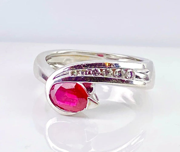 Bague 53 Bague jonc en or blanc 18 carats avec rubis et diamants 58 Facettes AB645