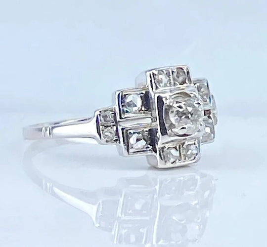 Bague 52 Bague Art déco en or blanc 18 carats et diamants, vers 1930 58 Facettes AB651