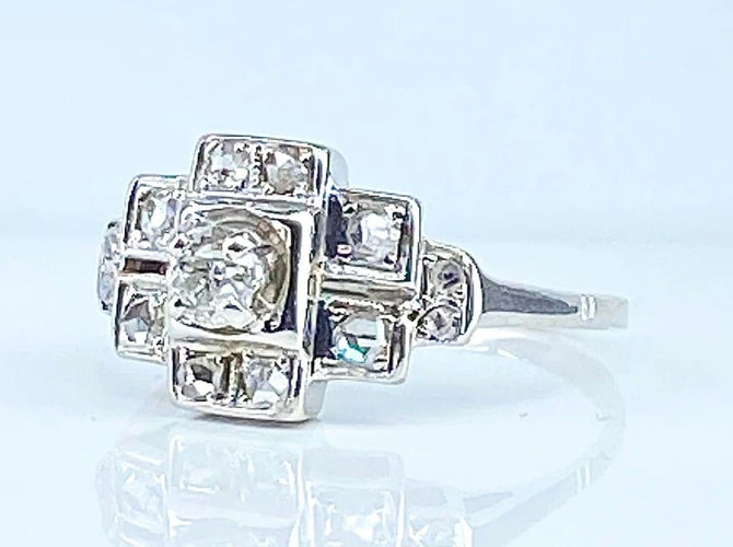 Bague 52 Bague Art déco en or blanc 18 carats et diamants, vers 1930 58 Facettes AB651