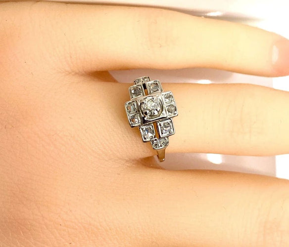 Bague 52 Bague Art déco en or blanc 18 carats et diamants, vers 1930 58 Facettes AB651