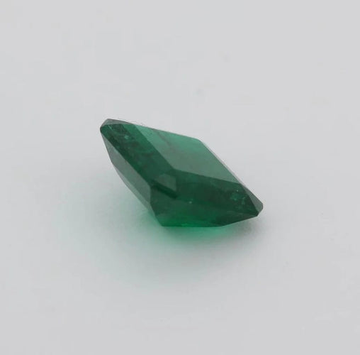 Gemstone Émeraude du Brésil 1,69 ct avec certificat GRS 58 Facettes 179