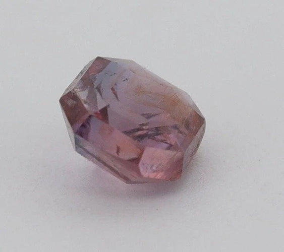 Gemstone Saphir padparadscha non chauffé 0,87 ct avec certificat CGL 58 Facettes 93