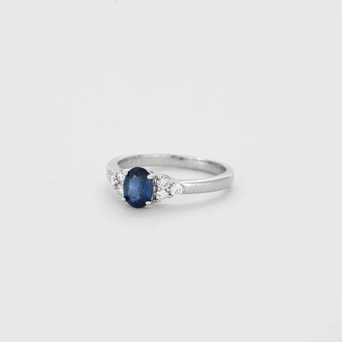 Bague 54 Bague en or blanc 18 ct avec saphir bleu et diamants 58 Facettes