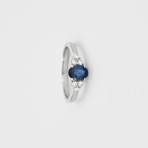 Bague 54 Bague en or blanc 18 ct avec saphir bleu et diamants 58 Facettes
