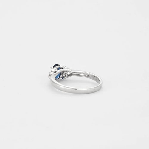Bague 54 Bague en or blanc 18 ct avec saphir bleu et diamants 58 Facettes