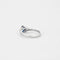 Bague 54 Bague en or blanc 18 ct avec saphir bleu et diamants 58 Facettes